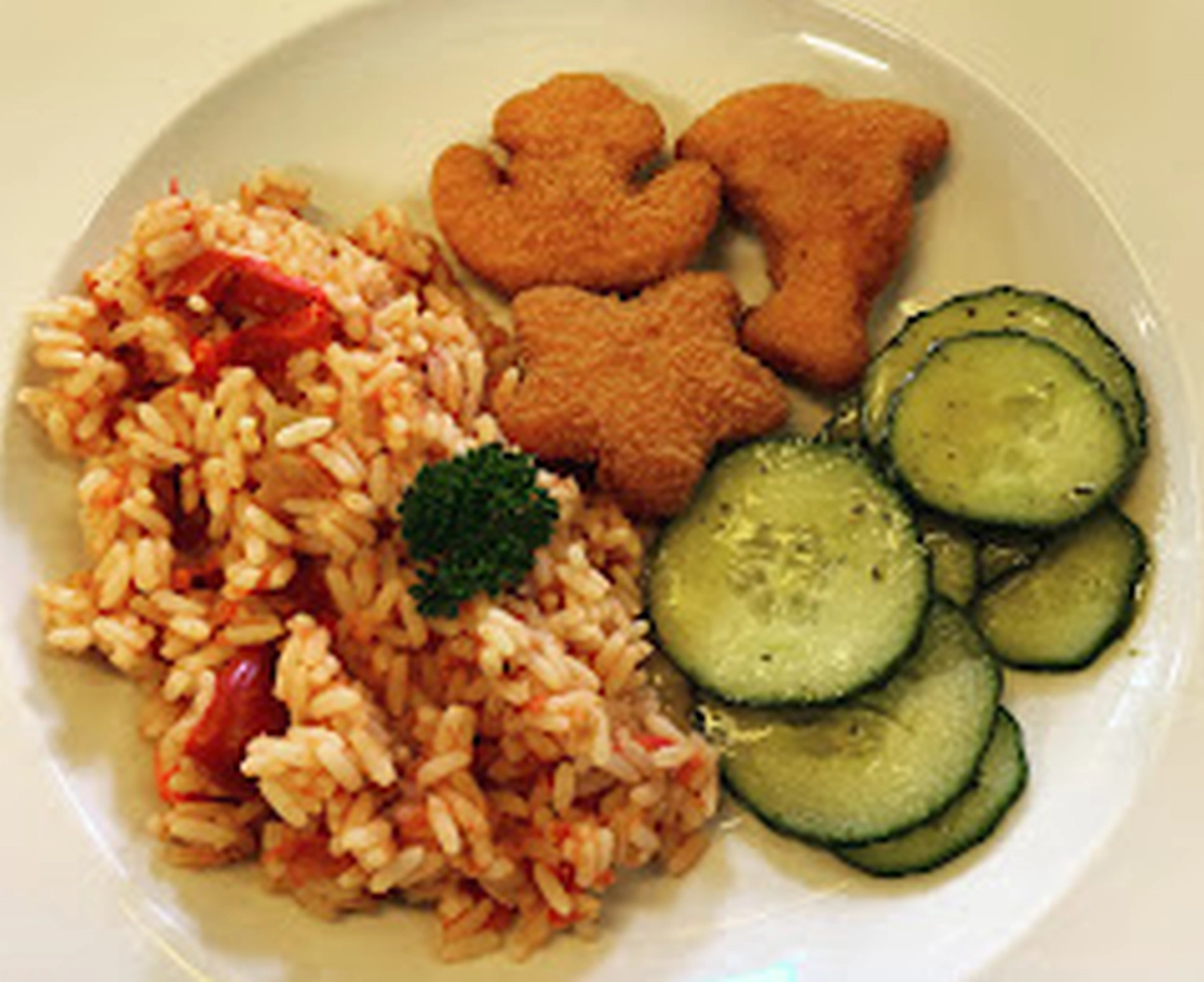 Cateringservice Schimion, Reis mit Salat und Nuggets