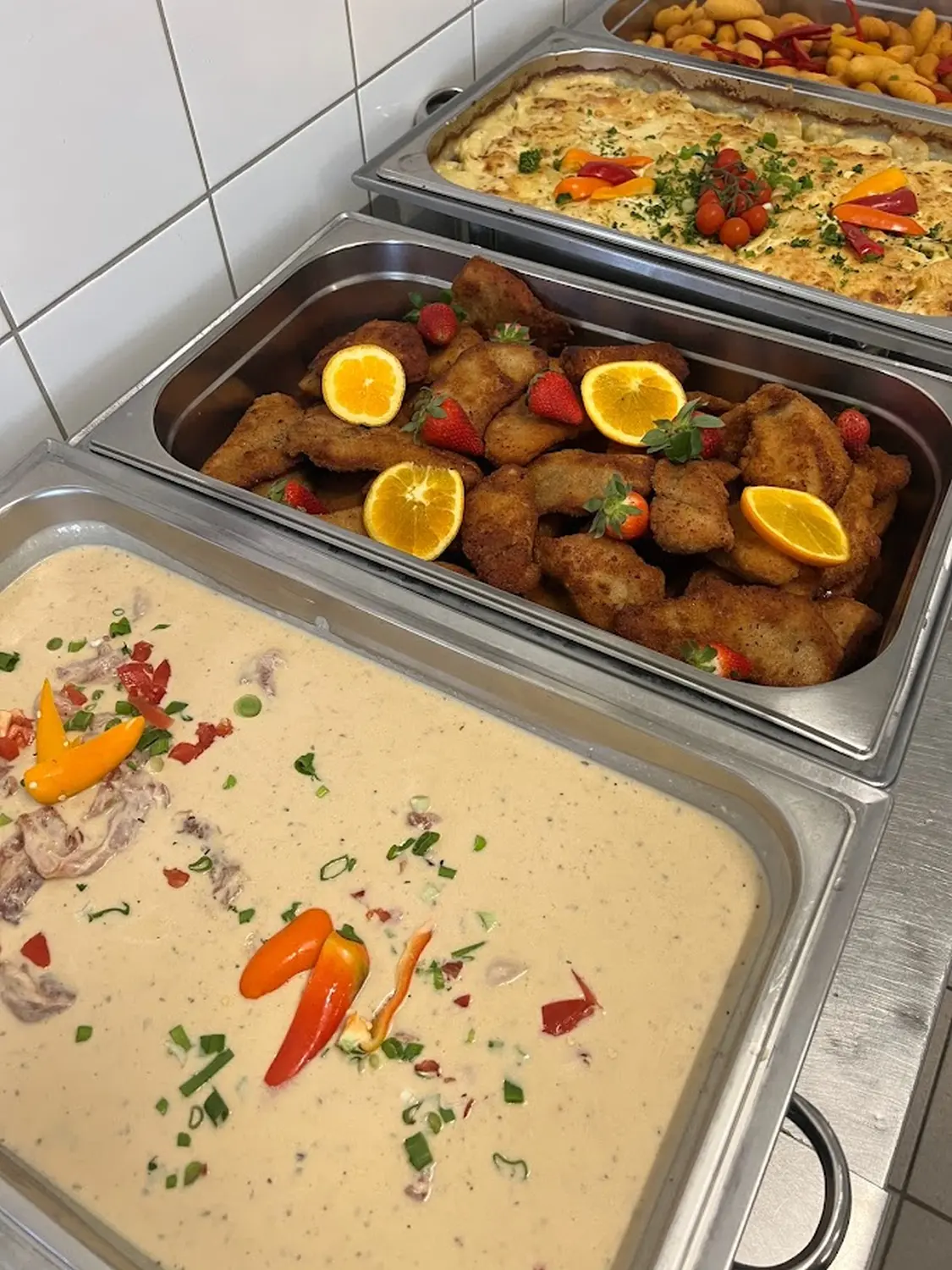 Catering-Service Schimion, Auswahl an Speisen in den Containern