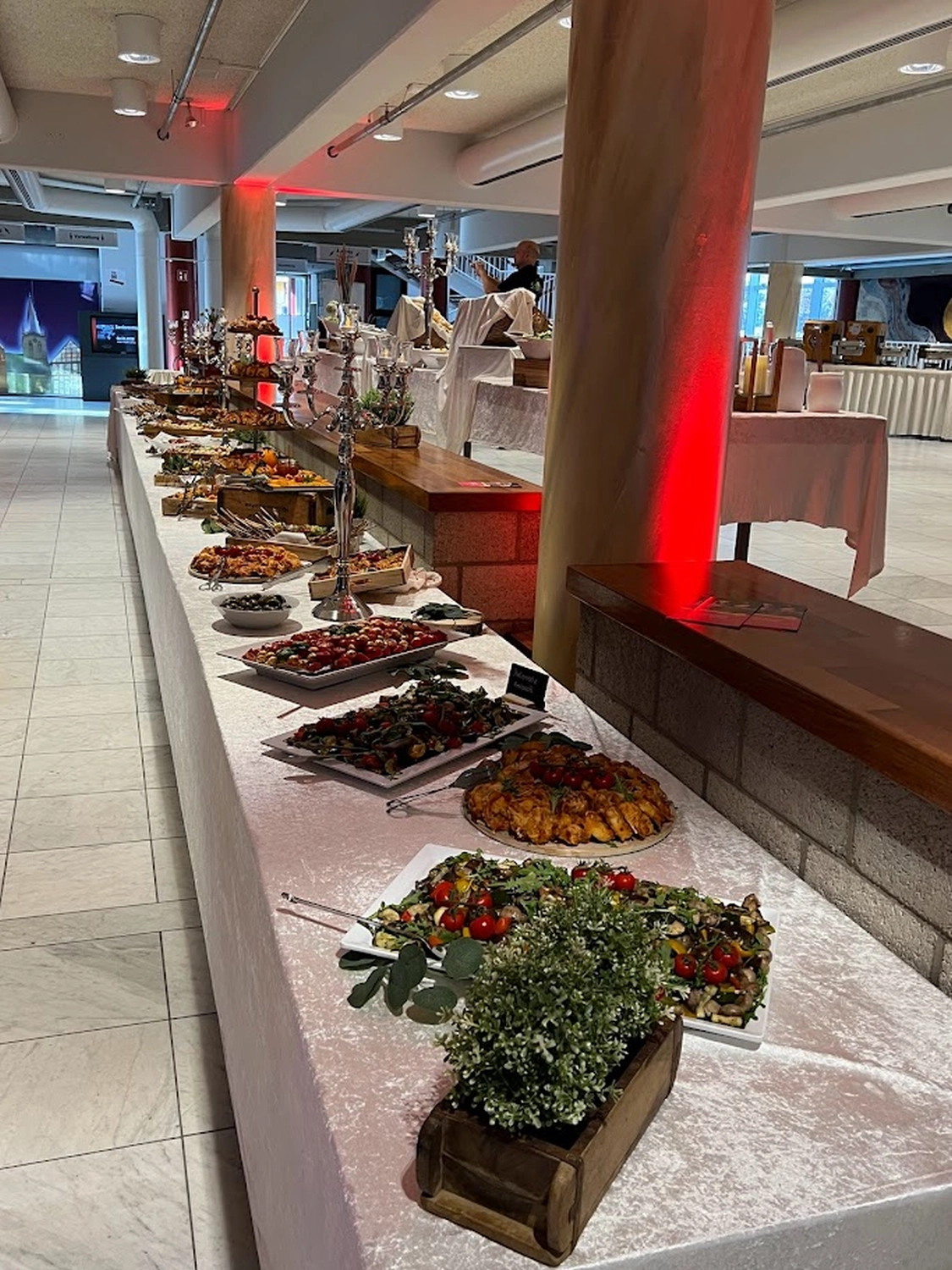 Cateringservice Schimion, Vielfalt der Speisen auf dem Tisch