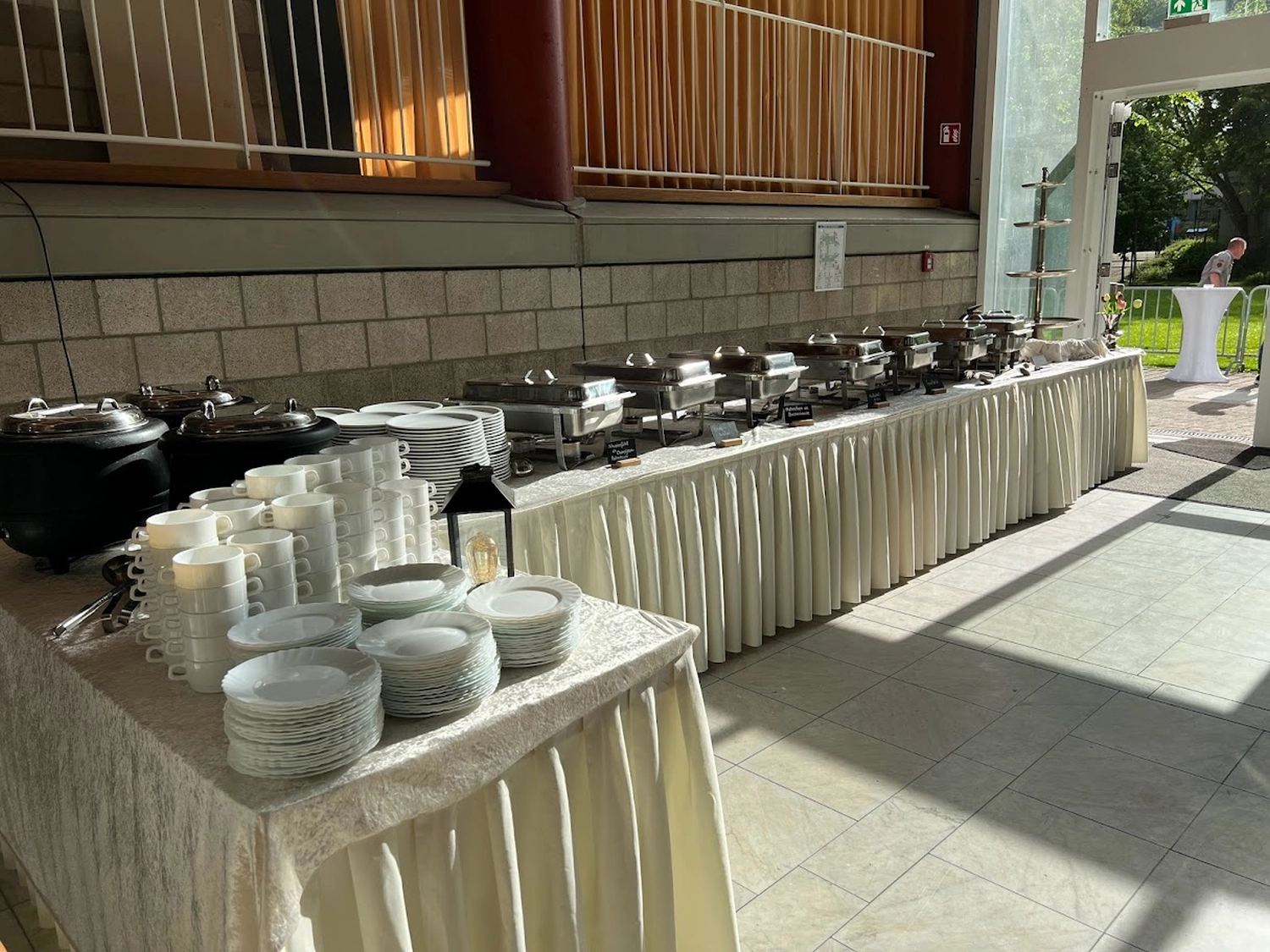 Cateringservice Schimion, Vielfalt der Speisen auf dem Tisch