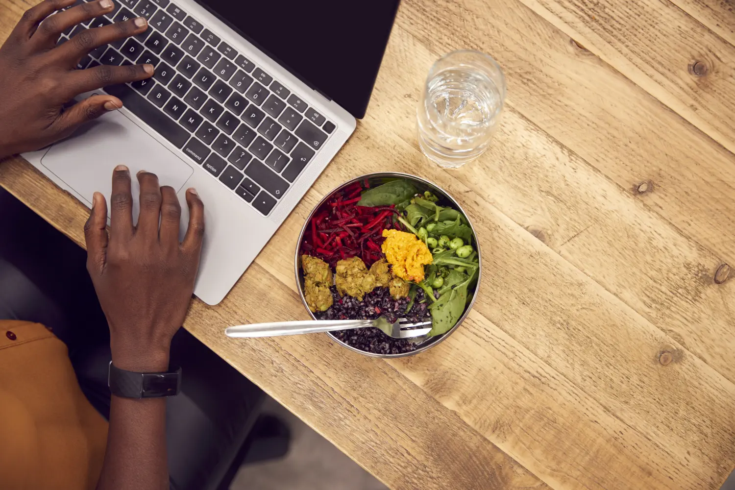 Catering-Service Schimion, Essensschale neben dem Arbeitstisch
