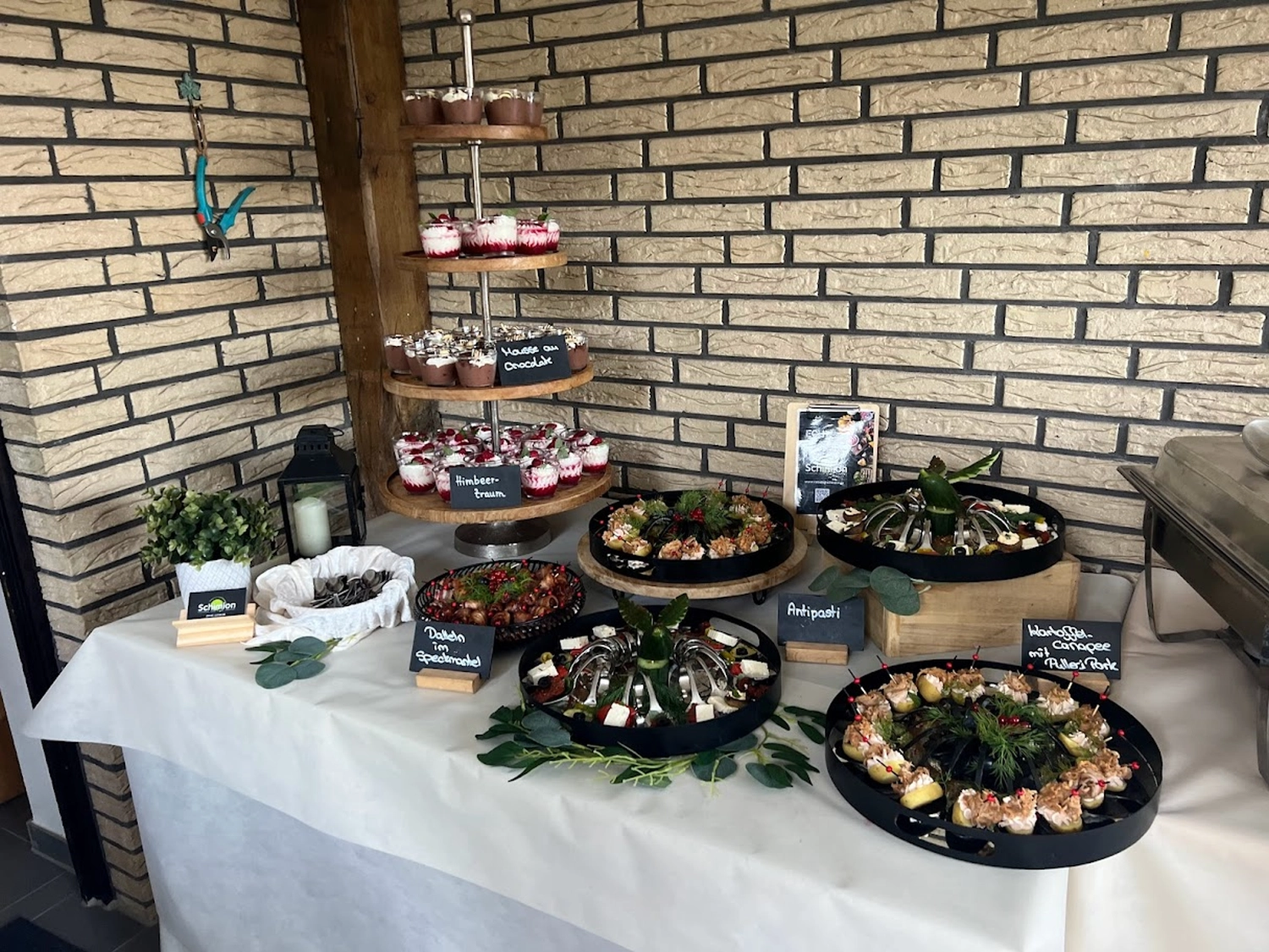 Cateringservice Schimion, Vielfalt der Speisen auf dem Tisch