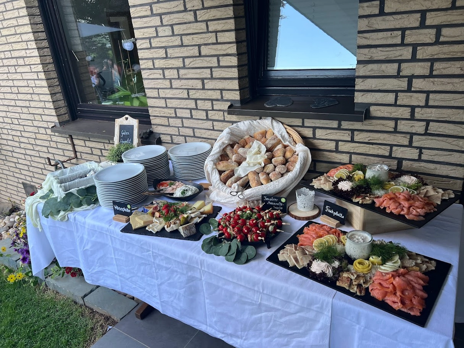 Cateringservice Schimion, Vielfalt der Speisen auf dem Tisch