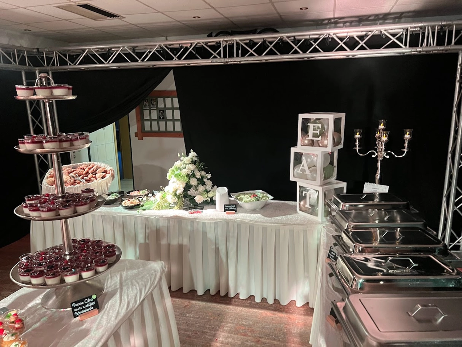 Cateringservice Schimion, Vielfalt der Speisen auf dem Tisch