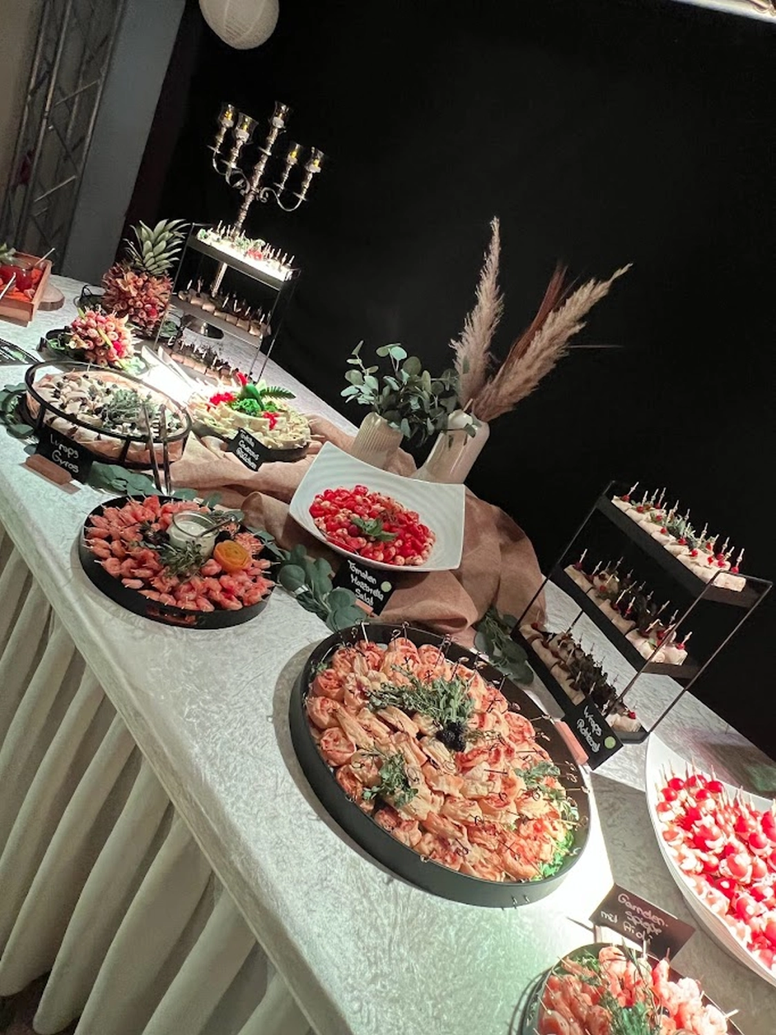 Cateringservice Schimion, Vielfalt der Speisen auf dem Tisch
