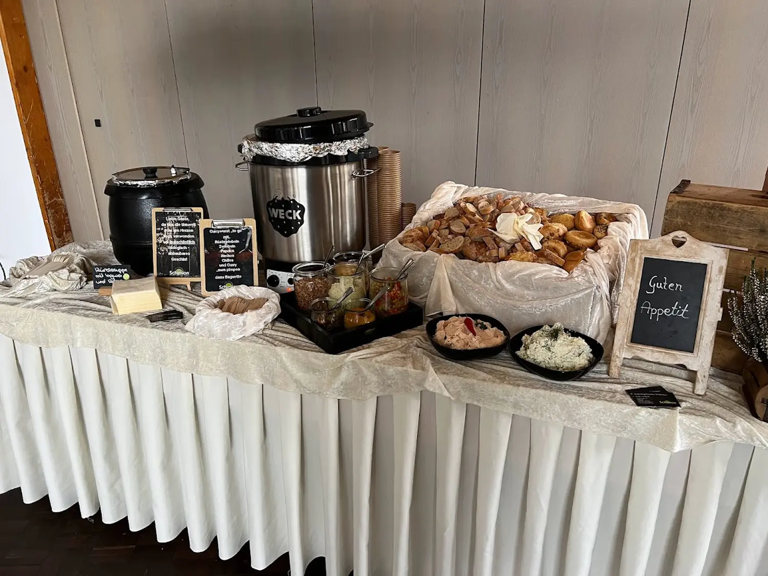 Cateringservice Schimion, Vielfalt der Speisen auf dem Tisch
