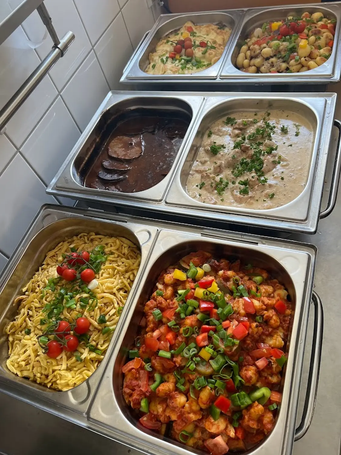 Catering-Service Schimion, Auswahl an Speisen in den Containern