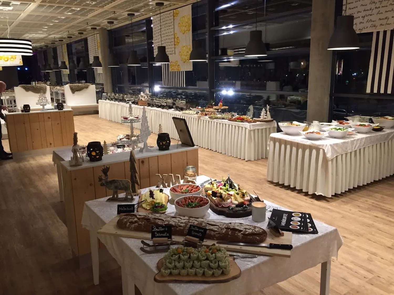 Cateringservice Schimion, Vielfalt der Speisen auf dem Tisch