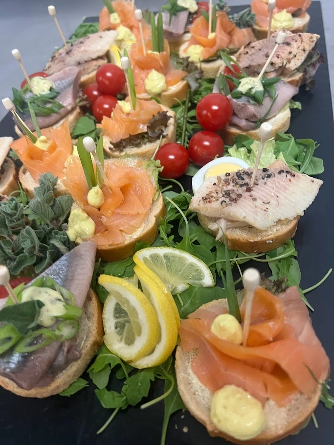 Cateringservice Schimion, Vielfalt der Speisen auf dem Tisch