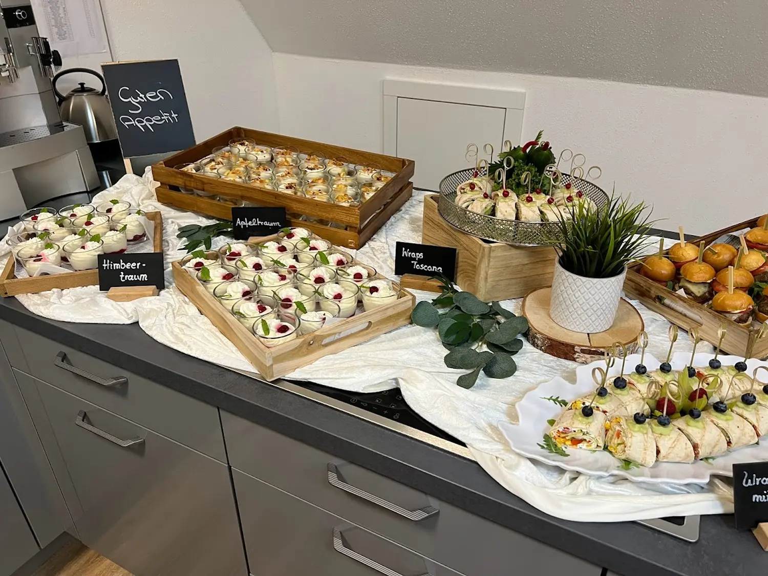 Cateringservice Schimion, Vielfalt der Speisen auf dem Tisch
