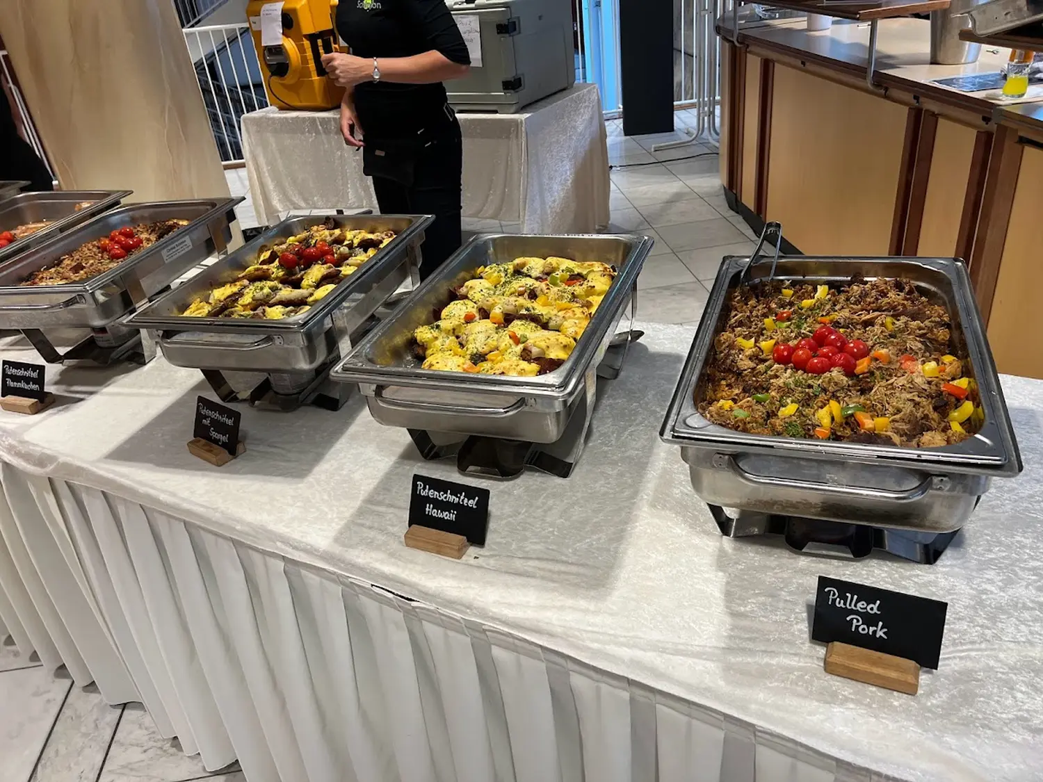 Catering-Service Schimion, Auswahl an Speisen in den Containern