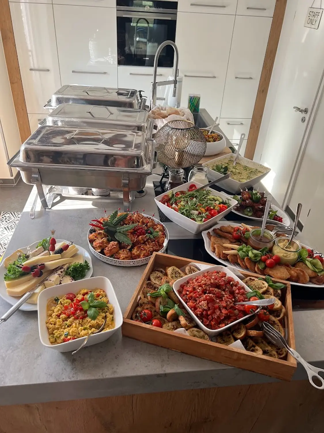 Cateringservice Schimion, Vielfalt der Speisen auf dem Tisch