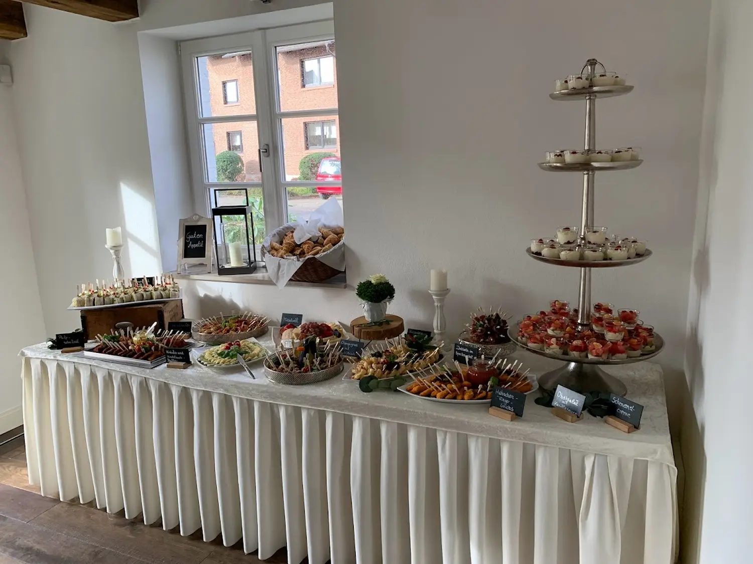 Cateringservice Schimion, Vielfalt der Speisen auf dem Tisch