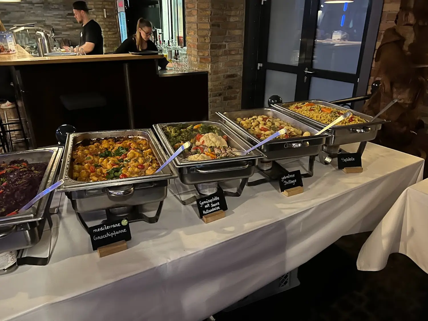 Cateringservice Schimion, Vielfalt der Speisen auf dem Tisch