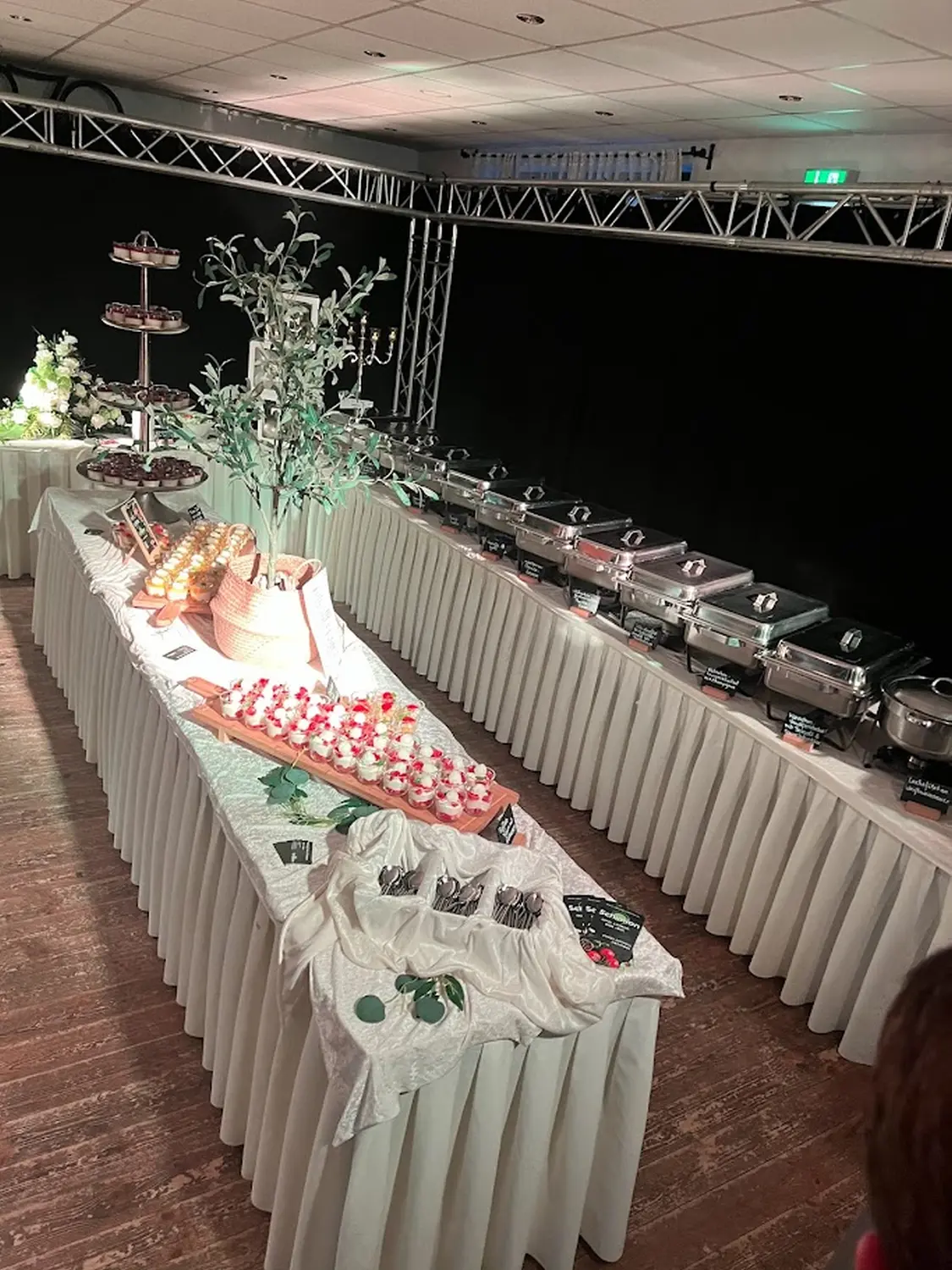 Cateringservice Schimion, Vielfalt der Speisen auf dem Tisch