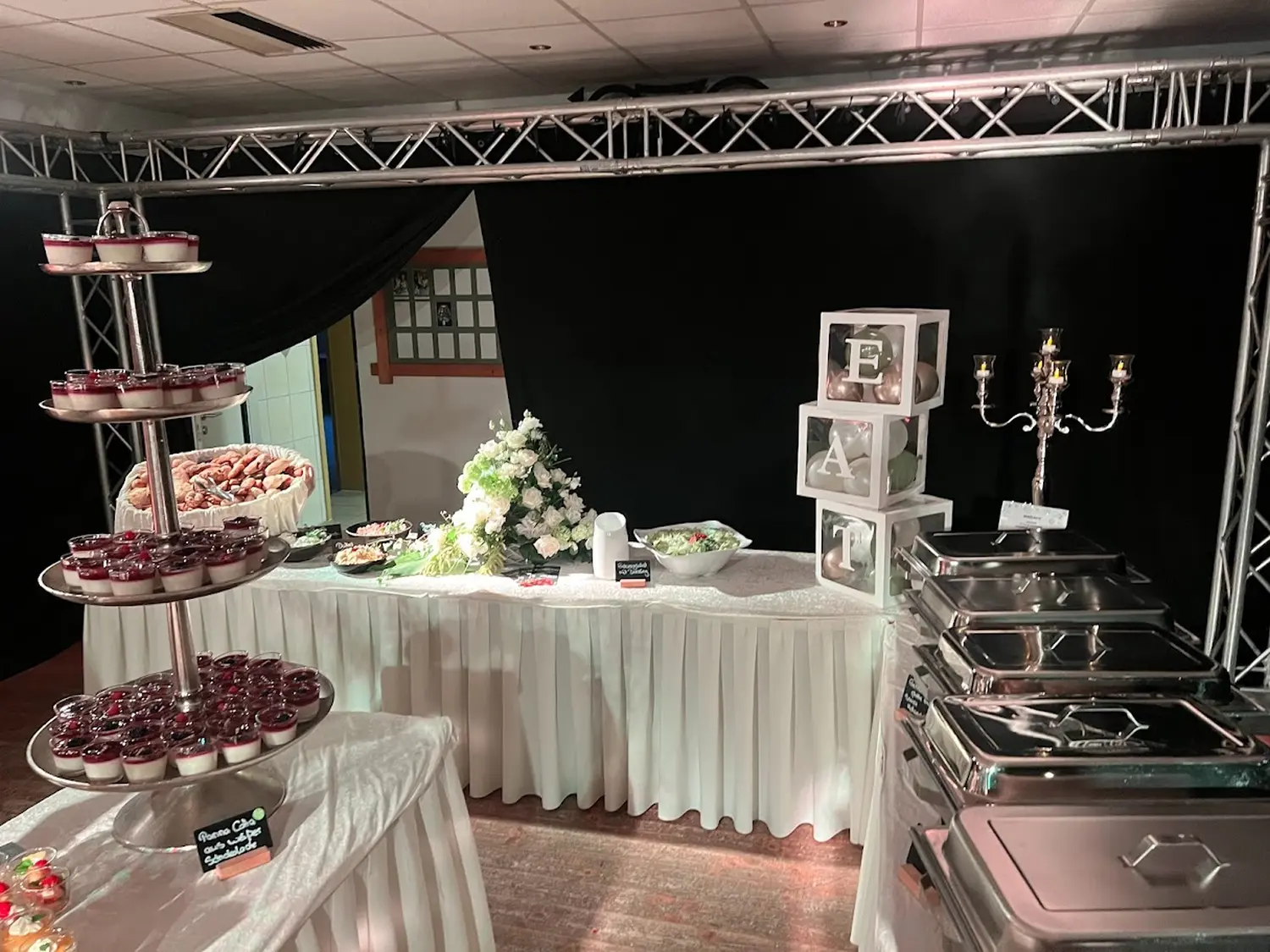 Cateringservice Schimion, Vielfalt der Speisen auf dem Tisch
