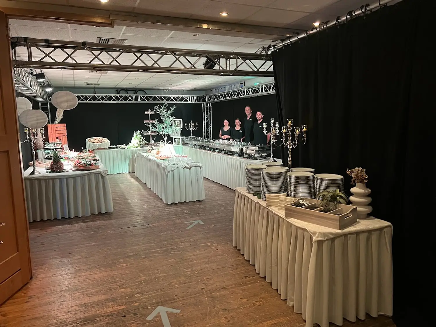 Cateringservice Schimion, Vielfalt der Speisen auf dem Tisch