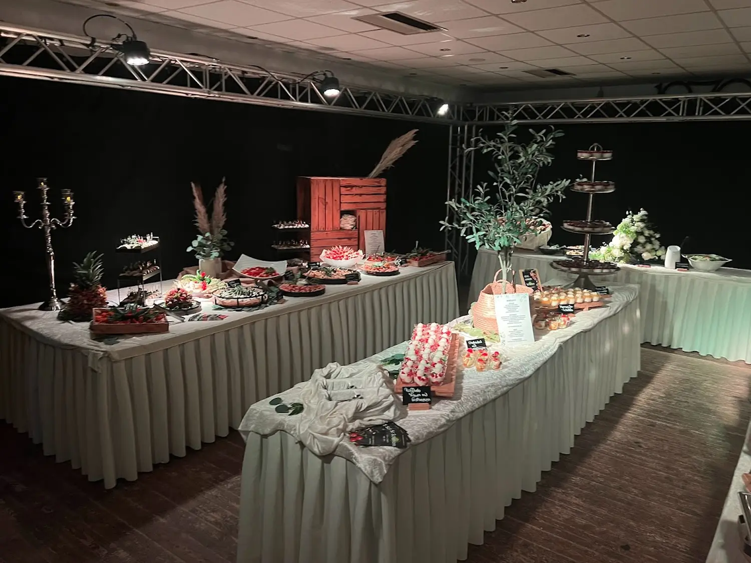 Cateringservice Schimion, Vielfalt der Speisen auf dem Tisch