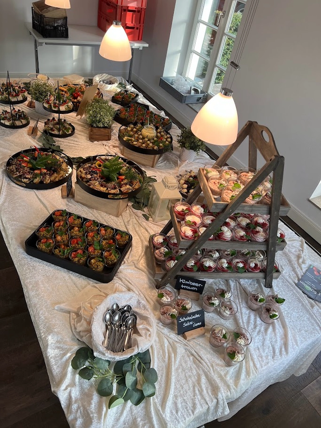 Cateringservice Schimion, Vielfalt der Speisen auf dem Tisch