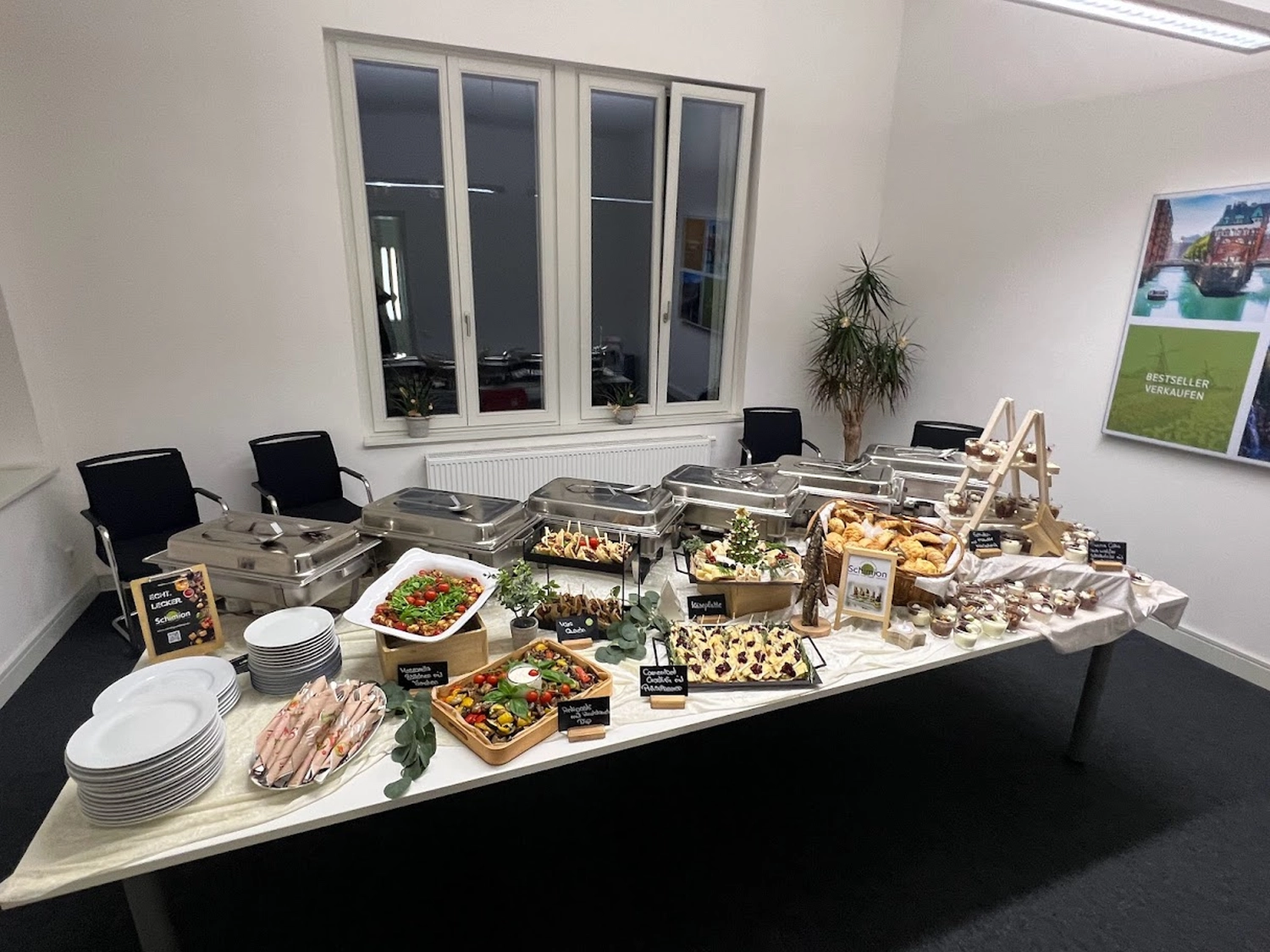 Cateringservice Schimion, eine Vielzahl von Lebensmittelbehältern steht auf dem Tisch