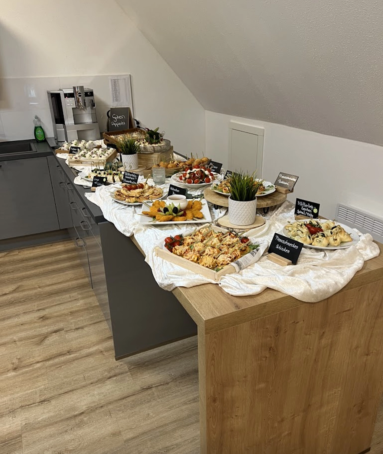 Cateringservice Schimion, Vielfalt der Speisen auf dem Tisch