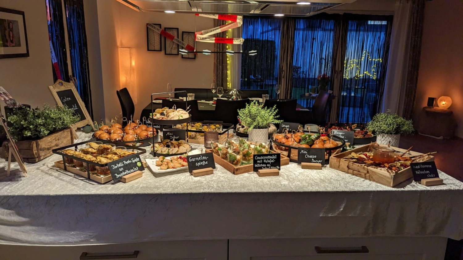 Cateringservice Schimion, eine Vielzahl von Lebensmittelbehältern steht auf dem Tisch