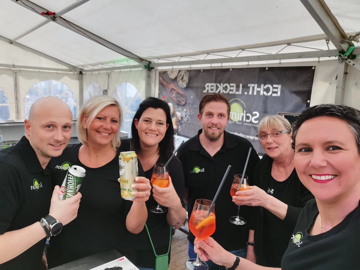 Cateringservice Schimion, Team bei der Getränkeausgabe