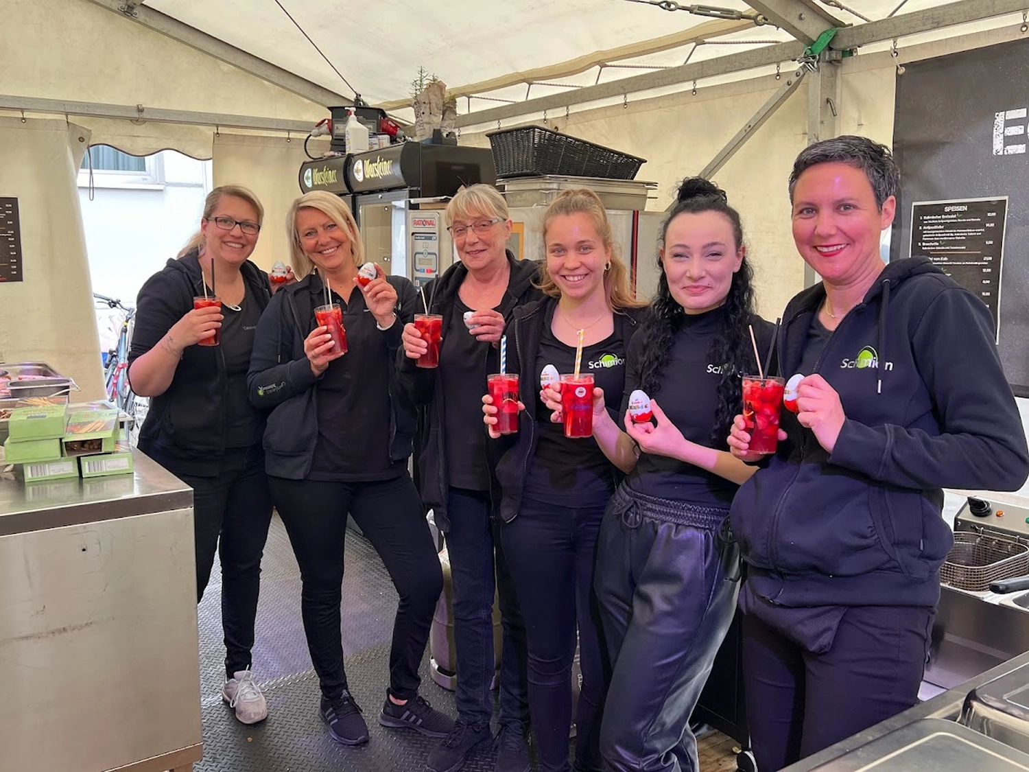 Cateringservice Schimion, Team bei der Getränkeausgabe