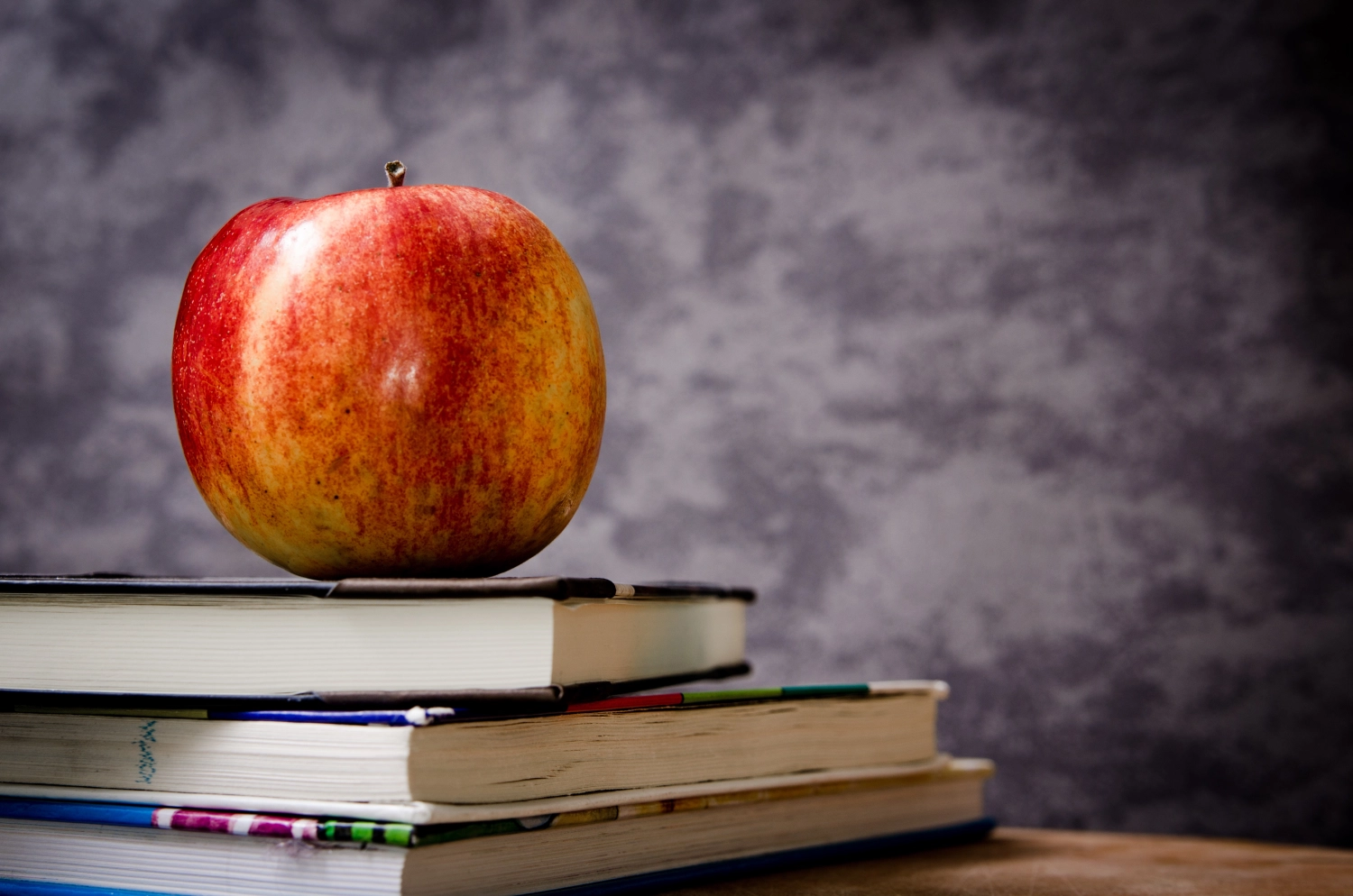 Cateringservice Schimion, Apfel auf Bücherregal gelegt